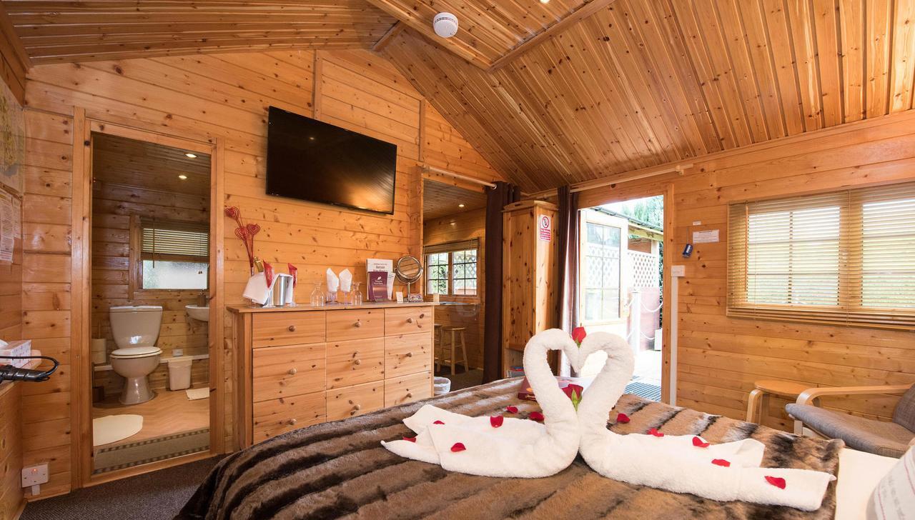 Cypress Log Cabins Accommodation Godshill  ภายนอก รูปภาพ