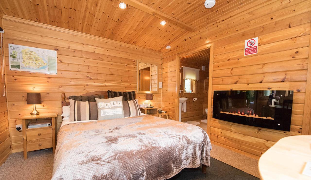 Cypress Log Cabins Accommodation Godshill  ภายนอก รูปภาพ