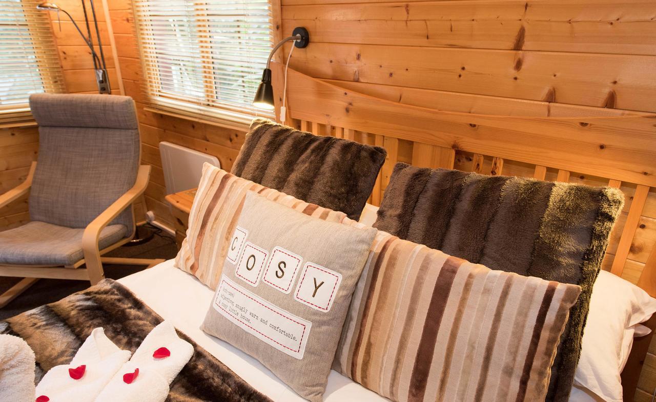 Cypress Log Cabins Accommodation Godshill  ภายนอก รูปภาพ